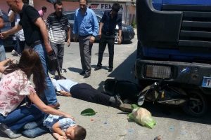 Elektrikli bisikletiyle TIR'ın altında kaldı