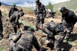 Keskin nişancılar dağlarda fidan dikti