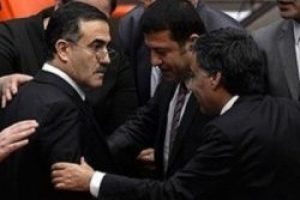CHP'li &Ouml;zkes ile AK Partili Turan'ın kavgası