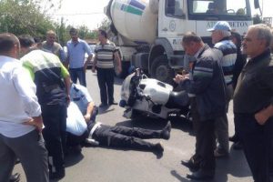 Motosikletten d&uuml;şen trafik polisi yaralandı