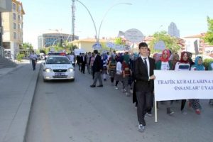 Trafik sorunu i&ccedil;in yol kapattılar