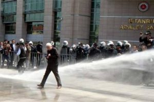 Basın a&ccedil;ıklamasına biber gazı