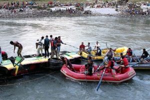 60 kişinin bulunduğu otobüs nehre uçtu