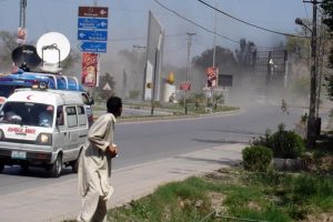 Pakistan'da seçim konvoyuna saldırı