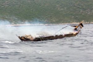Alev alev yanan teknedeki denizciler ölümden döndü