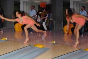 Hatice'nin mini elbisesi bowling salonunu karıştırdı
