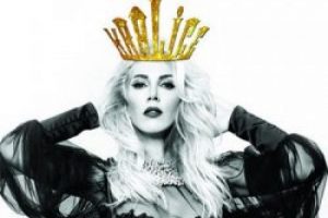 Hande Yener &uuml;st&uuml;ne para verip sahneye &ccedil;ıktı