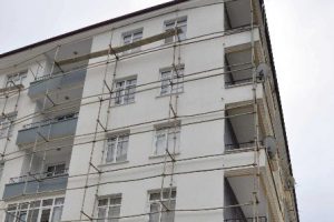 İnşaattan d&uuml;şen iş&ccedil;i hayatını kaybetti