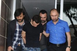 K&uuml;rtaj parası i&ccedil;in amcası ve yengesini &ouml;ld&uuml;ren gen&ccedil; ile sevgilisi tutuklandı
