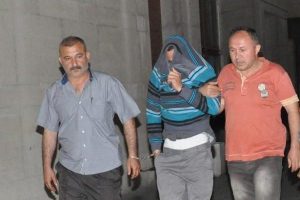 "&Uuml;st katta oturuyorum, anahtarımı unuttum" dedi...