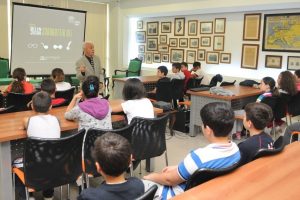 &Ccedil;ocuklar 'Bir Koyun Masalı'nı dinledi