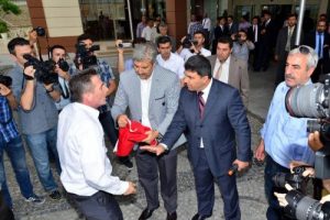 'T&uuml;rk Bayrağı yok' dedi, salondan &ccedil;ıkarıldı
