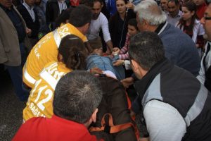Aracın &ccedil;arptığı bisikletlinin zor anları