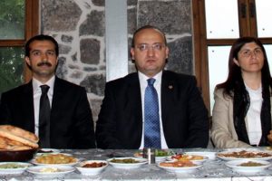Taşın altına g&ouml;vdemizi koyduk