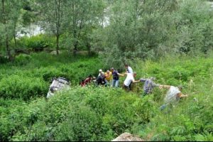 Yaralıyı kurtarmak i&ccedil;in el ele verdiler