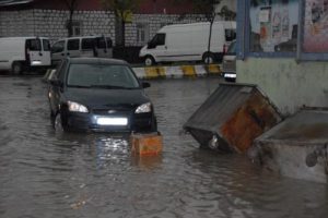 Dolu ve yağmur hayatı fel&ccedil; etti
