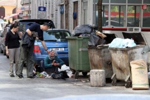 &Ccedil;&ouml;pte ekmek arayan annenin fedakarlığı