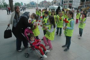 &Ccedil;evreci miniklerden Anneler G&uuml;n&uuml; kutlaması