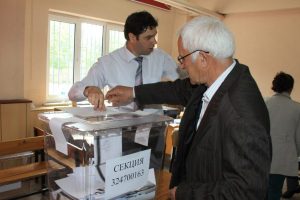 İneg&ouml;l'deki g&ouml;&ccedil;menler sandık başında
