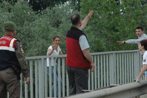 Sevgilisiyle kavga eden kadın k&ouml;pr&uuml;ye &ccedil;ıktı