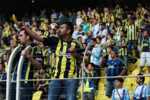 Fener taraftarından Drogba ve Eboue'ye muz