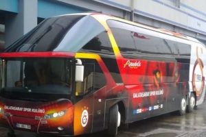 Fenerbah&ccedil;eli taraftarlar Galatasaray otob&uuml;s&uuml;ne saldırdı