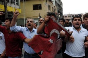 Yanmış bayrakla protesto