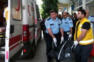 İşlettiği kahvenin bah&ccedil;esinde intihar etti