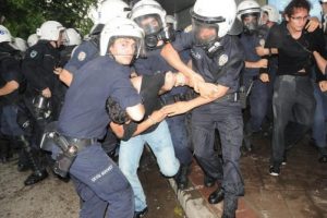 Reyhanlı patlamasını protestoya polis m&uuml;dahalesi