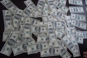 L&uuml;ks ara&ccedil;tan sahte ABD doları &ccedil;ıktı