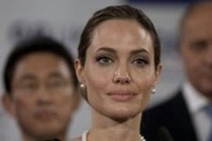 Angelina Jolie sevenlerini &uuml;zd&uuml;