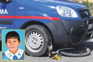 Askeri aracın altında kalan &ccedil;ocuk &ouml;ld&uuml;