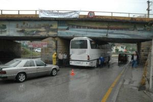 Şof&ouml;r k&ouml;pr&uuml;n&uuml;n y&uuml;ksekliğini d&uuml;ş&uuml;nemeyince...