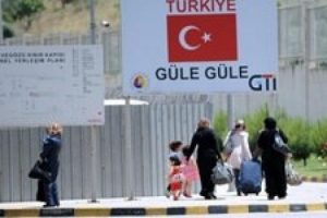 Y&uuml;zlerce Suriyeli &uuml;lkelerine d&ouml;n&uuml;yor
