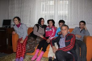 Hayatlarını engelli &ccedil;ocuklarına adadılar