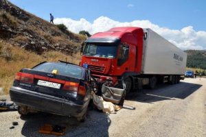 Otomobil ile TIR &ccedil;arpıştı:4 &ouml;l&uuml;
