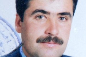Evinin &ouml;n&uuml;nde &ouml;ld&uuml;r&uuml;ld&uuml;