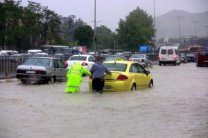 Yağmur yolları dereye d&ouml;nd&uuml;rd&uuml;