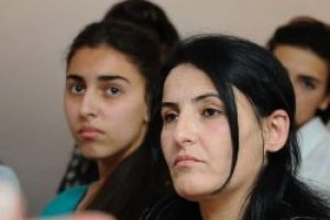 Ana-kız aynı sınıfta okuyor