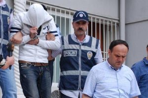 Cinayet ş&uuml;phelisi emlak&ccedil;ılar tutuklandı