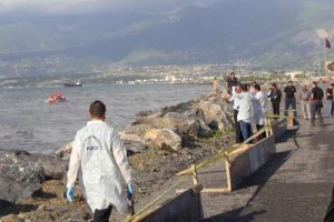Denize giren 5 Suriyeli &ccedil;ocuktan biri boğuldu, biri kayıp