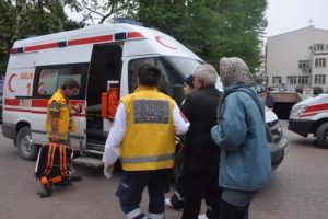 Kaza yapan s&uuml;r&uuml;c&uuml; g&ouml;zyaşına boğuldu