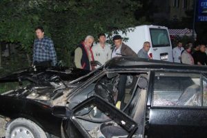 Otomobil ile minib&uuml;s &ccedil;arpıştı: 2 yaralı