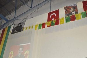 Atat&uuml;rk resmi ve &Ouml;calan posteri yanyana