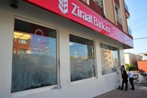 Bankanın camına T.C. yazdılar