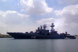 Rus savaş gemileri S&uuml;veyş Kanalı'ndan ge&ccedil;ti