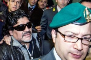Maradona, gazeteci tekmeledi