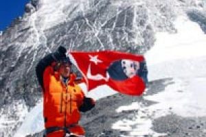 Parmaklarını kaybettiği Everest'e yeniden &ccedil;ıktı