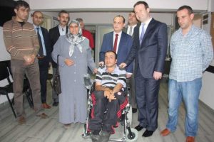 İki ekmek parasıyla iki engelliye ak&uuml;l&uuml; araba