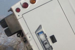 D&uuml;şen kızının peşinden otomobilden atladı